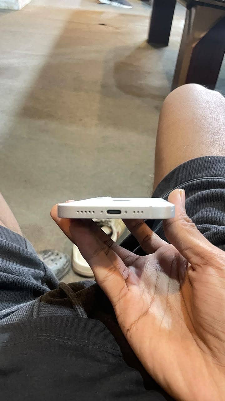 Apple iPhone 16e 1