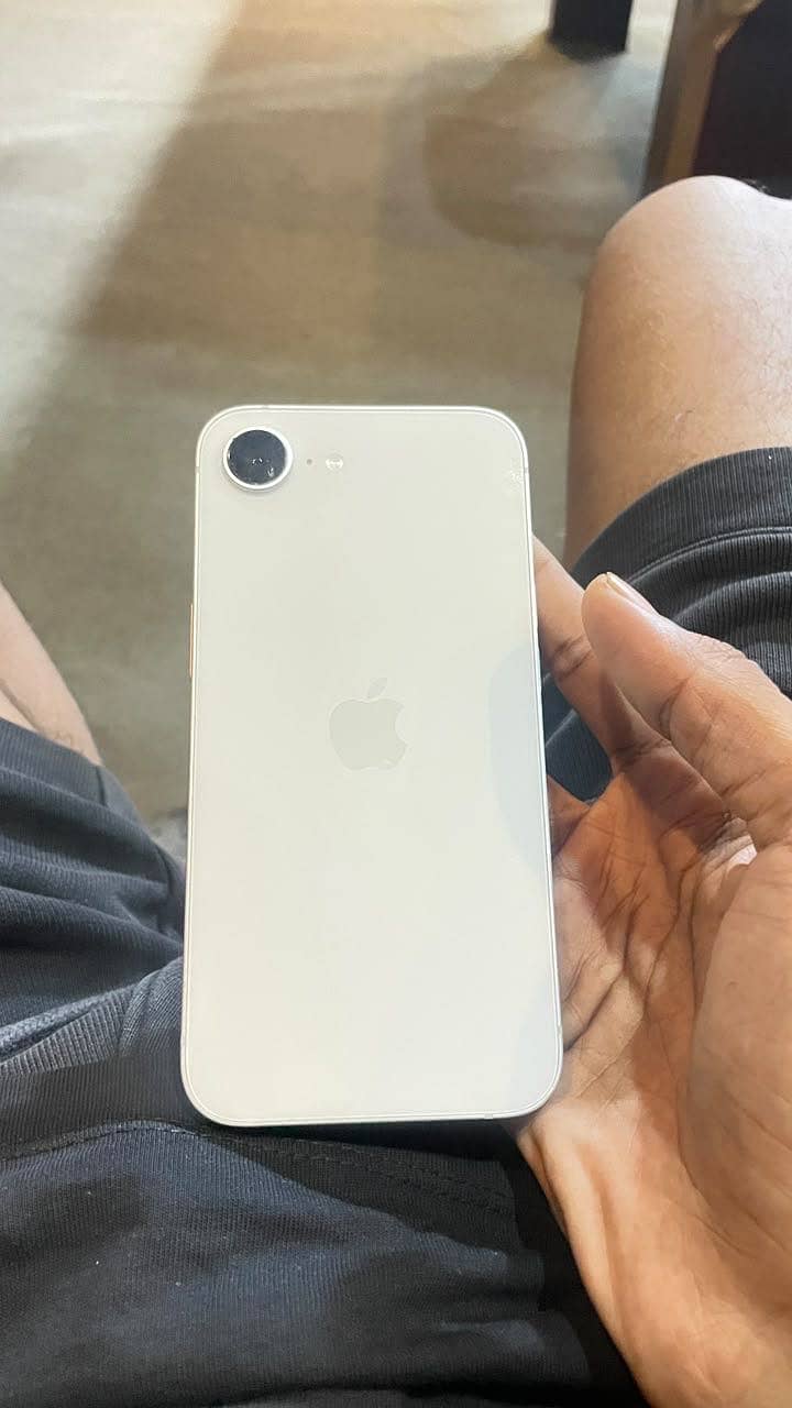 Apple iPhone 16e 3