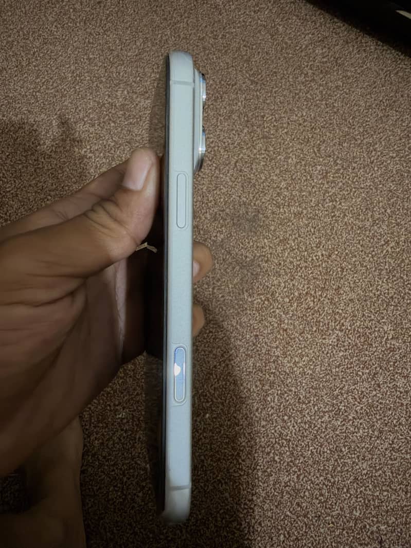 Apple iPhone 17 Pro Max 4