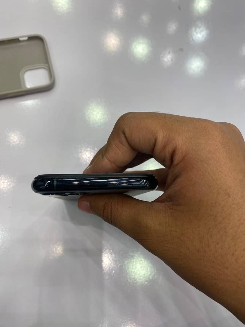 Apple iPhone 11 Pro 4