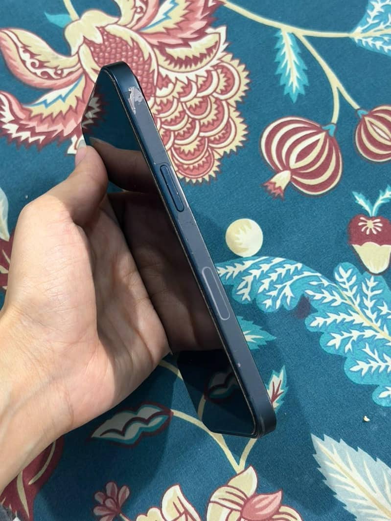 Apple iPhone 13 4