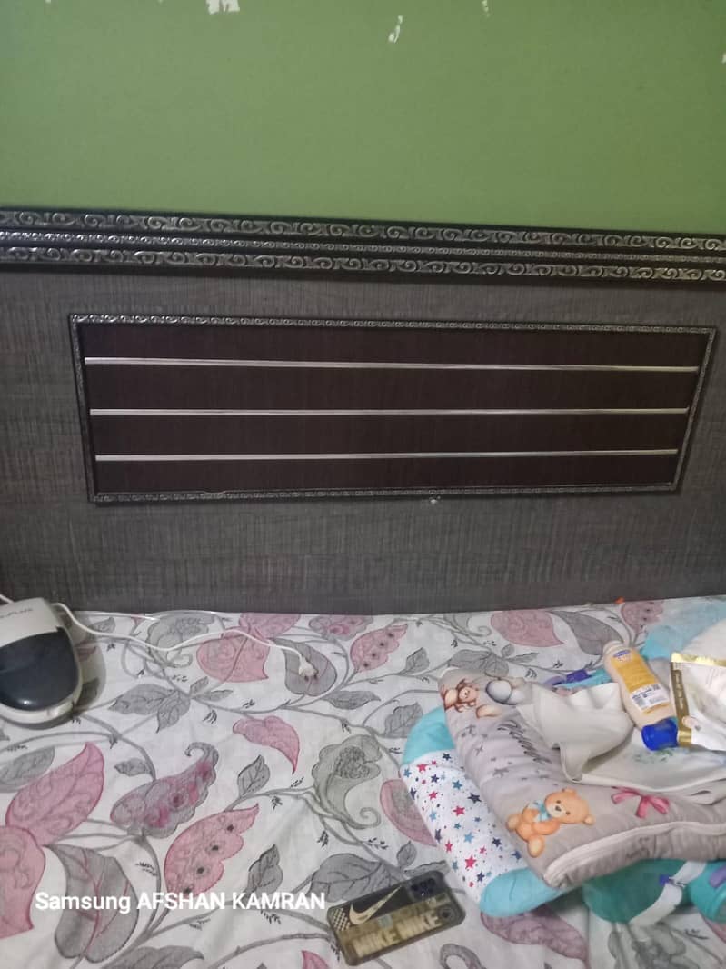 Bed + side table 0