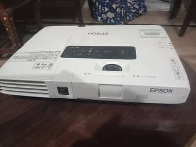Branded VGA anD HDMI multimedia projectors available for sale