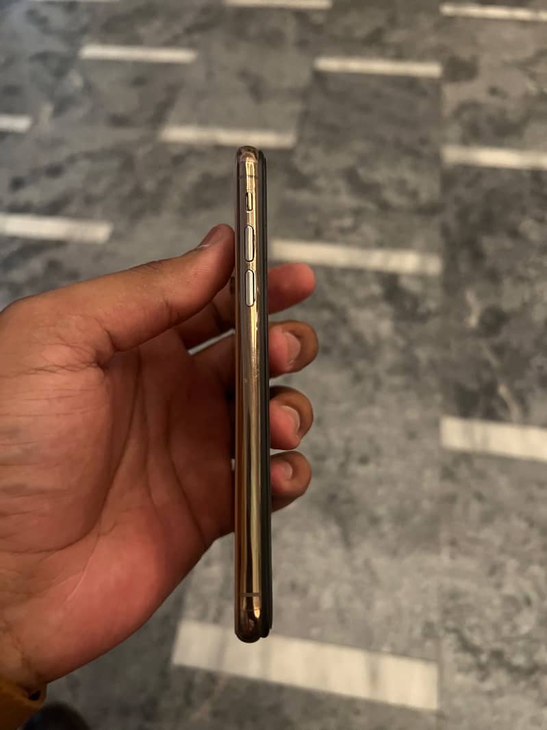 Apple iPhone XS 3
