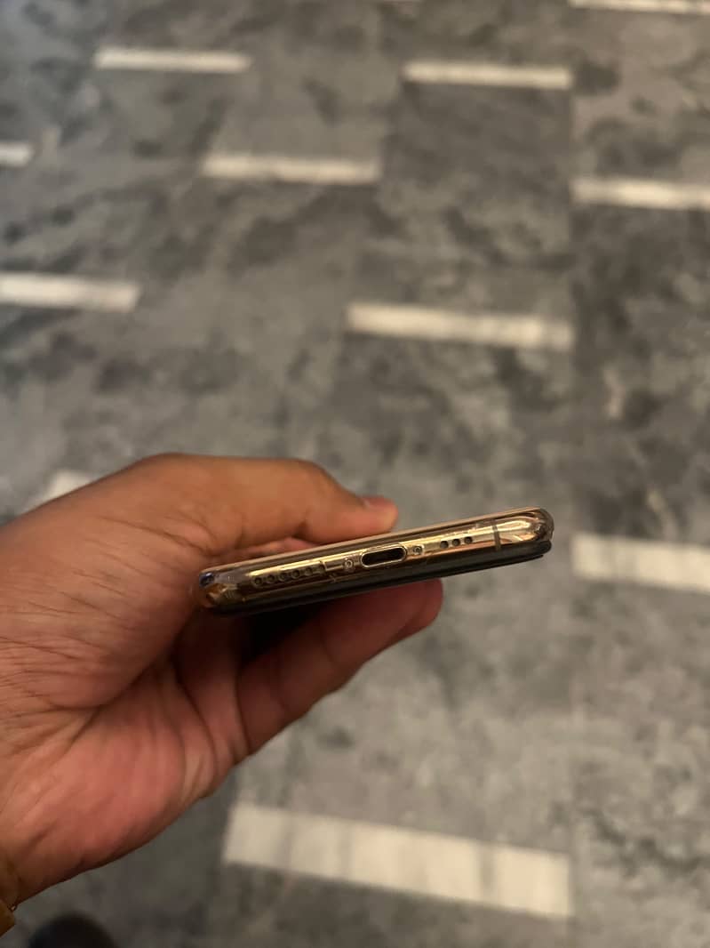 Apple iPhone XS 5