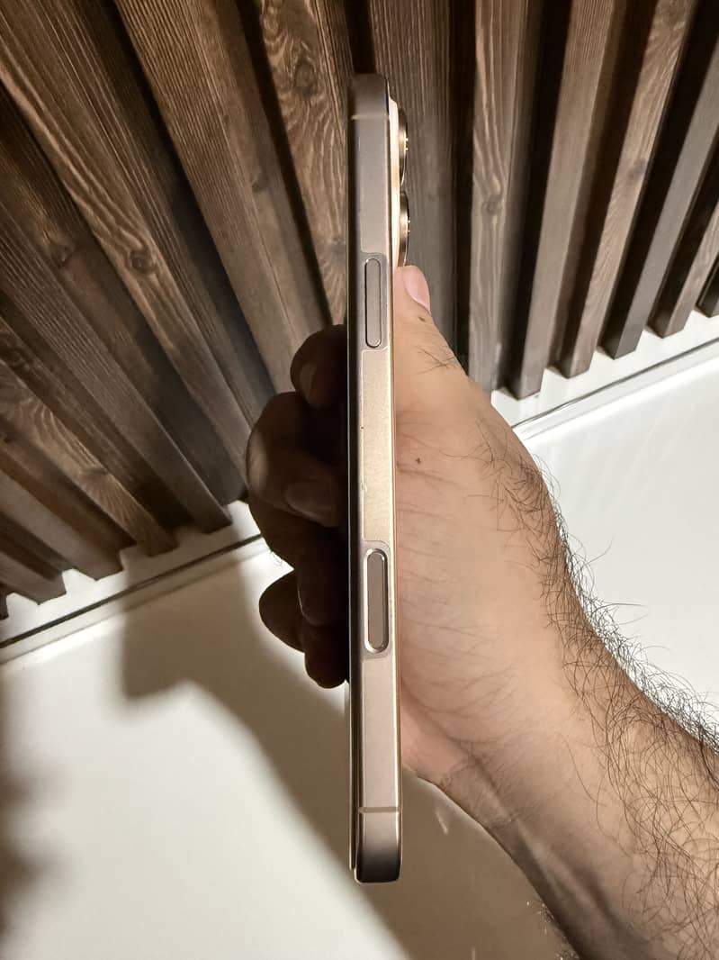 Apple iPhone 16 Pro Max 4