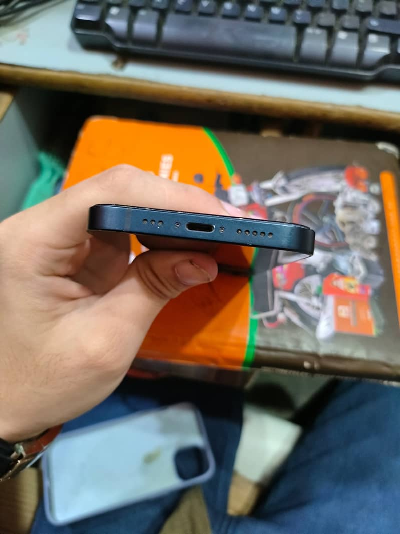 Apple iPhone 13 8