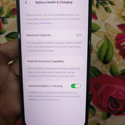 iPhone 14. Water pack 82%. Battery health
