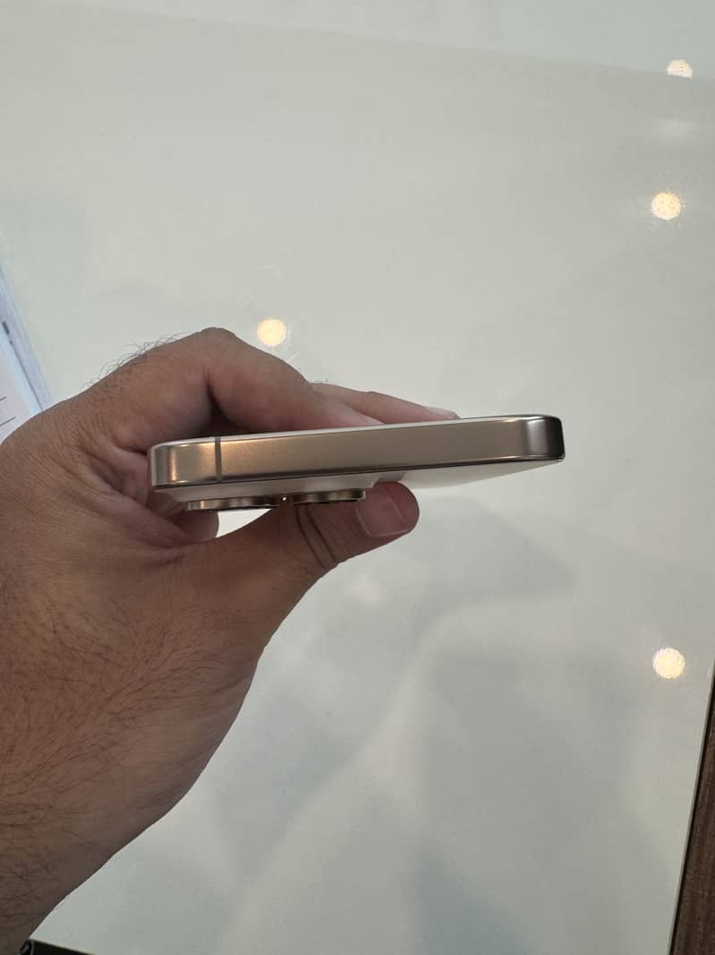 Apple iPhone 16 Pro Max 2