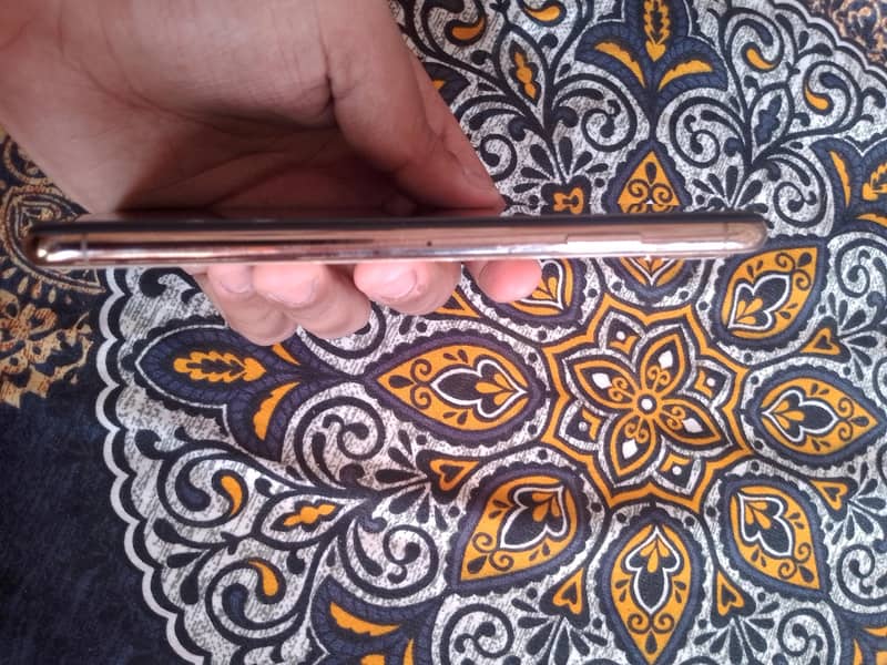 Apple iPhone XS Max 3