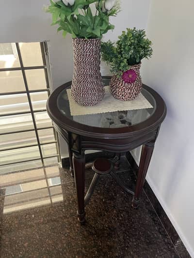 2 room chairs with table