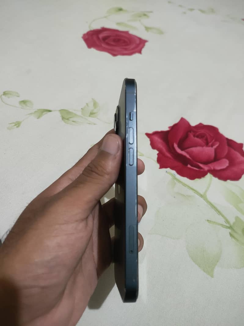 Apple iPhone 13 5
