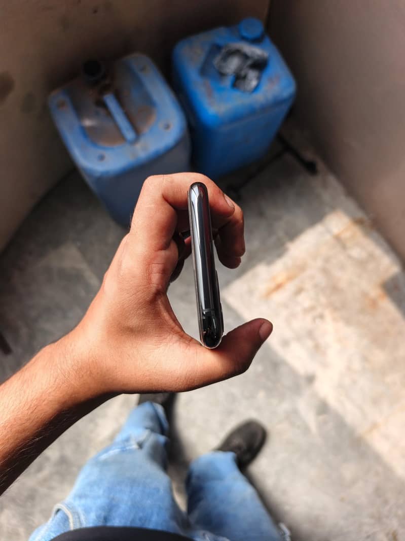 Apple iPhone 11 Pro 4