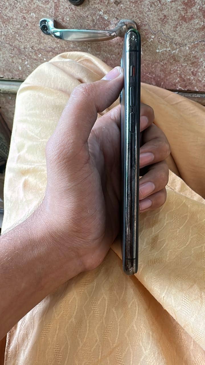 Apple iPhone 11 Pro 4