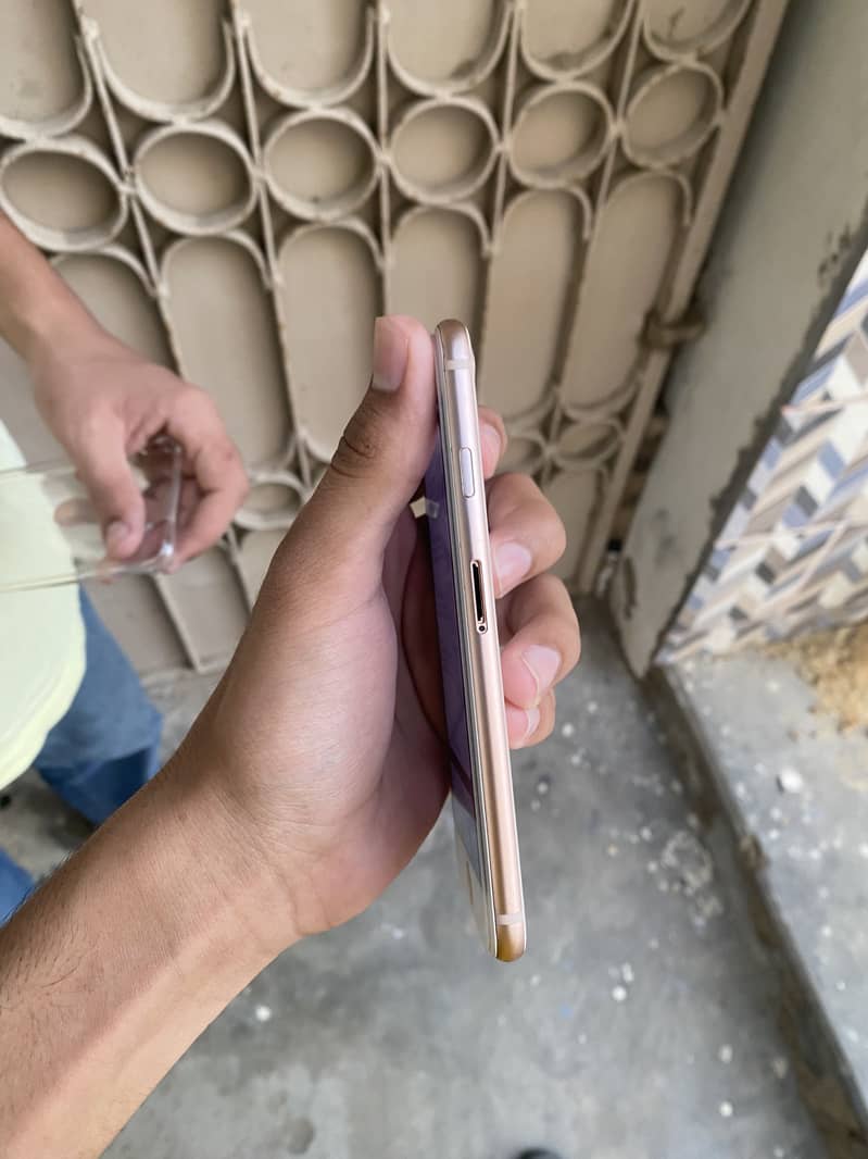 Apple iPhone 8 4