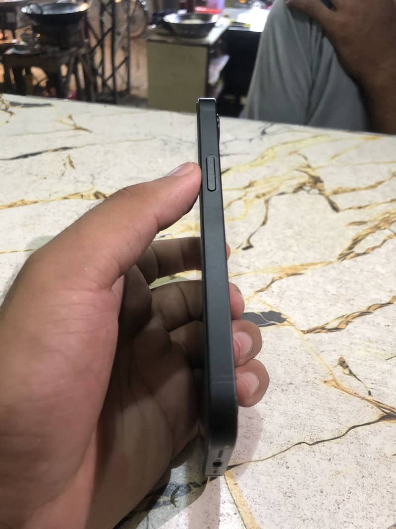 Apple iPhone 17e 1