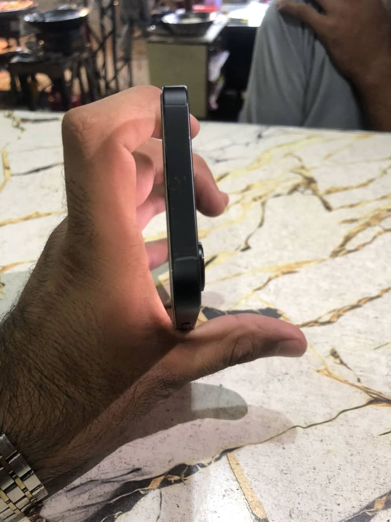 Apple iPhone 17e 4