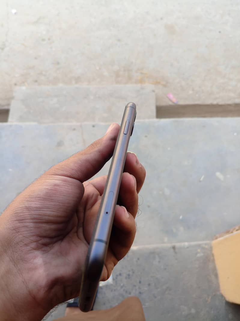 Apple iPhone 11 4