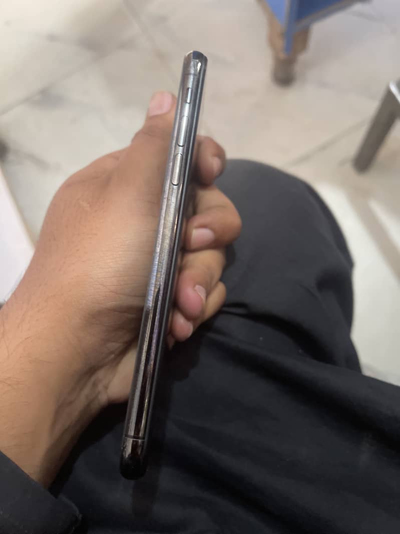 Apple iPhone XS 4