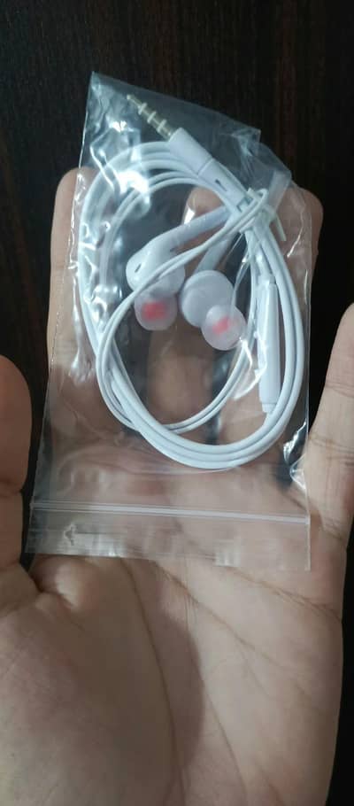 Wired Earphones Avalaible On Wholesale