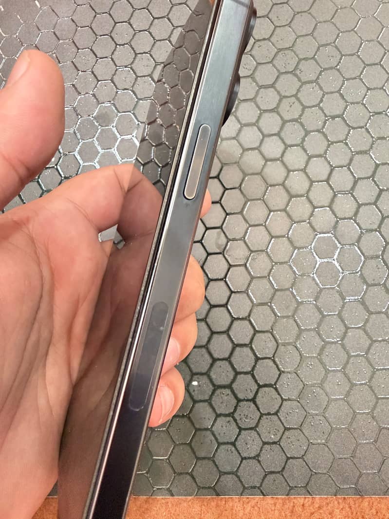 Apple iPhone 15 Pro Max 4
