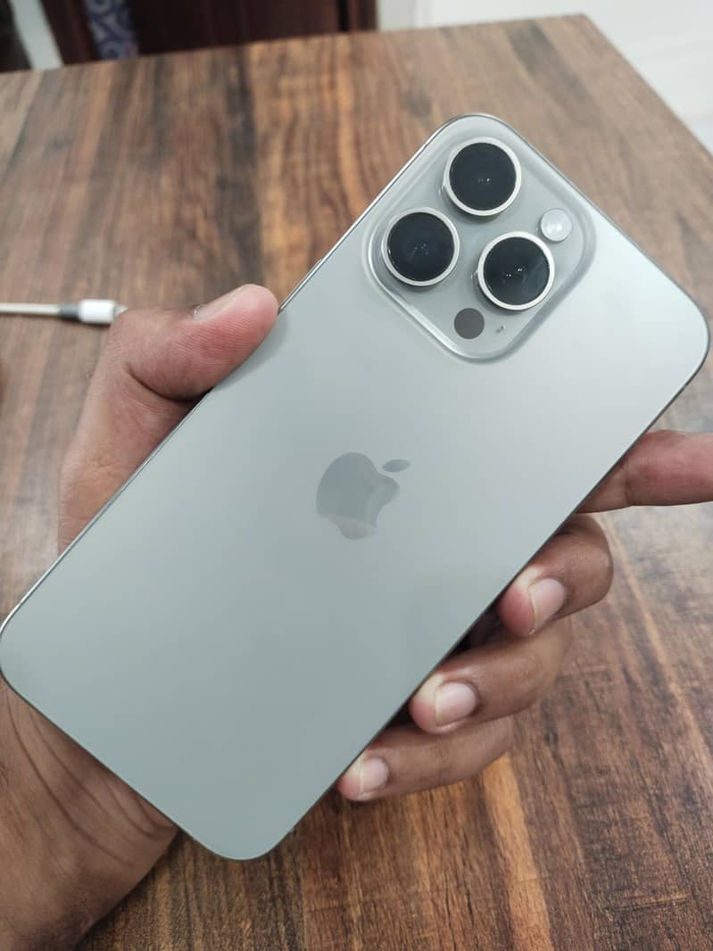 Apple iPhone 15 Pro Max 2