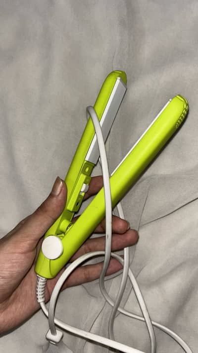 Mini hand bag hair straightener