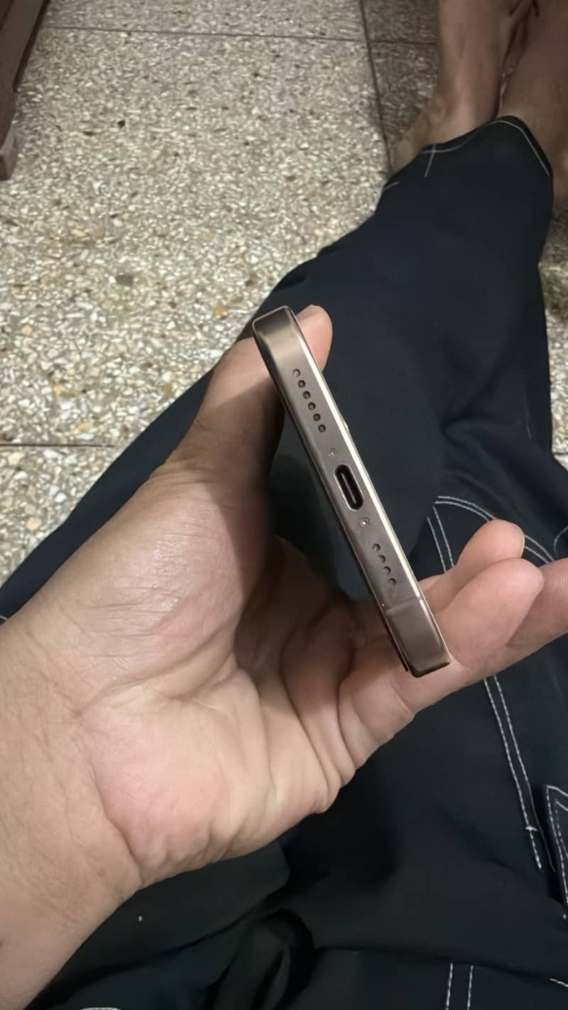 Apple iPhone 16 Pro Max 0