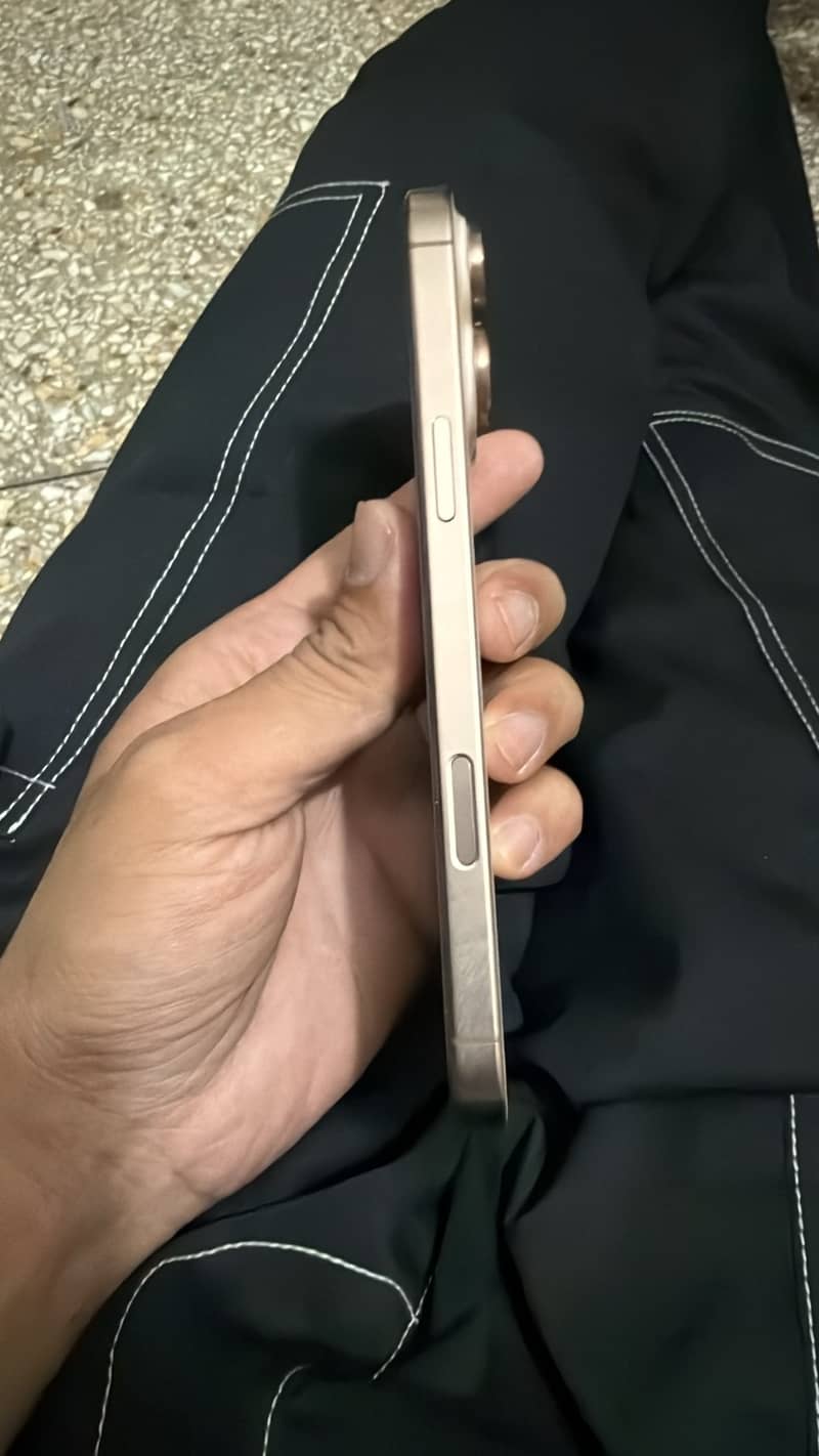 Apple iPhone 16 Pro Max 1