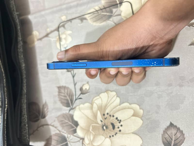 Apple iPhone 12 4