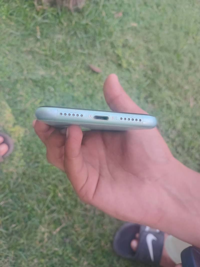 Apple iPhone 11 4