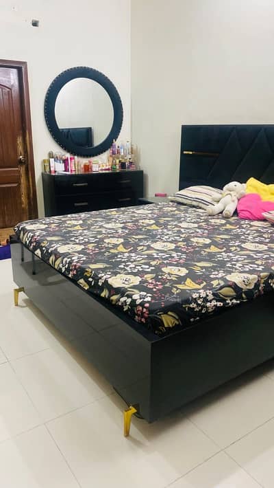 BLACK HIGHGLOSS SHEET FURNITURE FOR SALE
