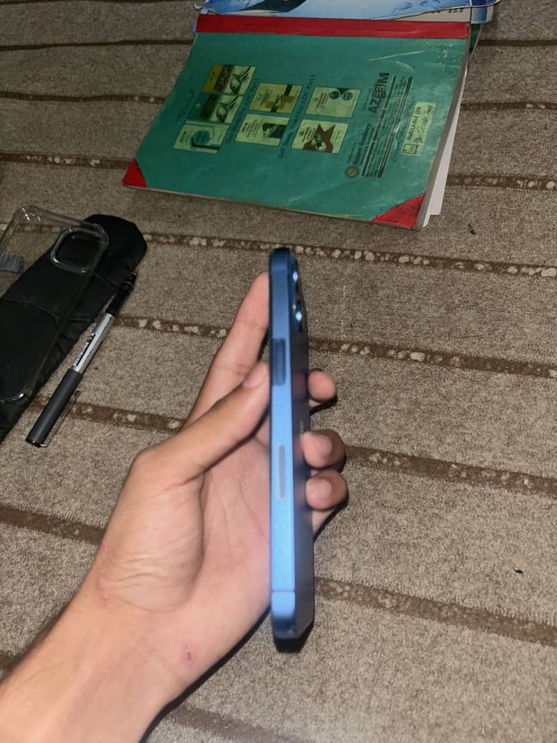 Apple iPhone 13 8