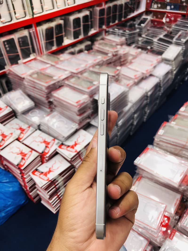 Apple iPhone 15 Pro Max 4