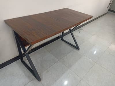 office table / workstation / laptop table