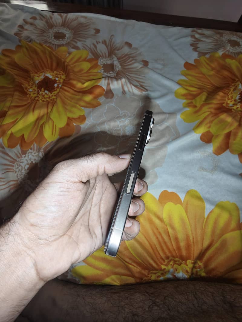 Apple iPhone 16 Pro 2