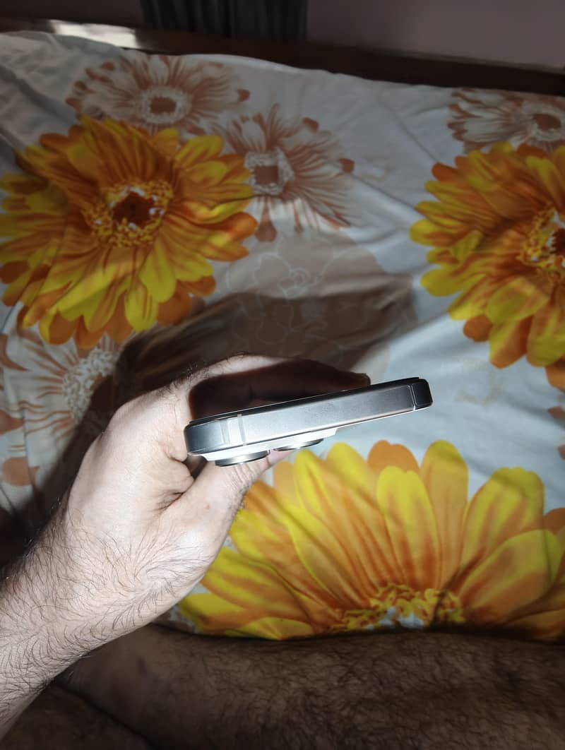 Apple iPhone 16 Pro 3