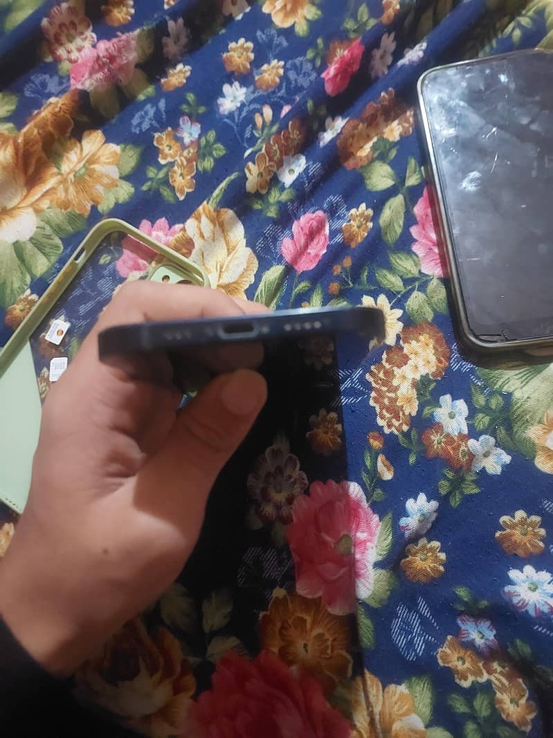 Apple iPhone 12 4