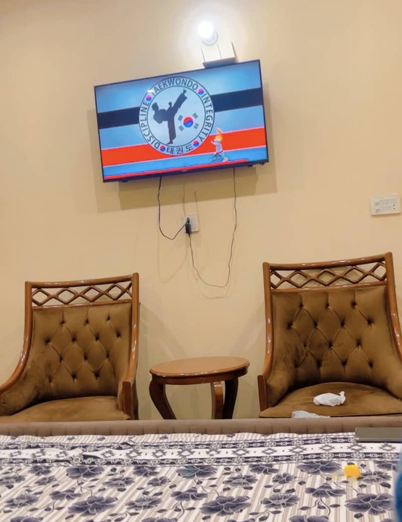 2 chairs with table 0