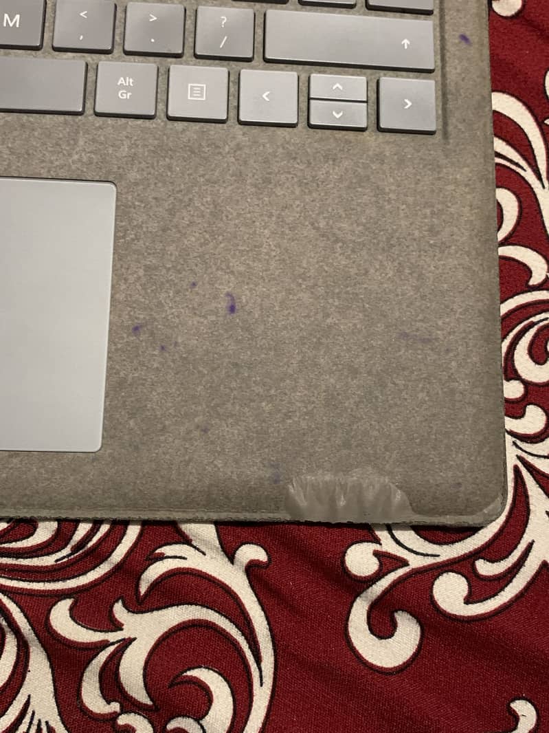 Microsoft Surface Laptop 2 10