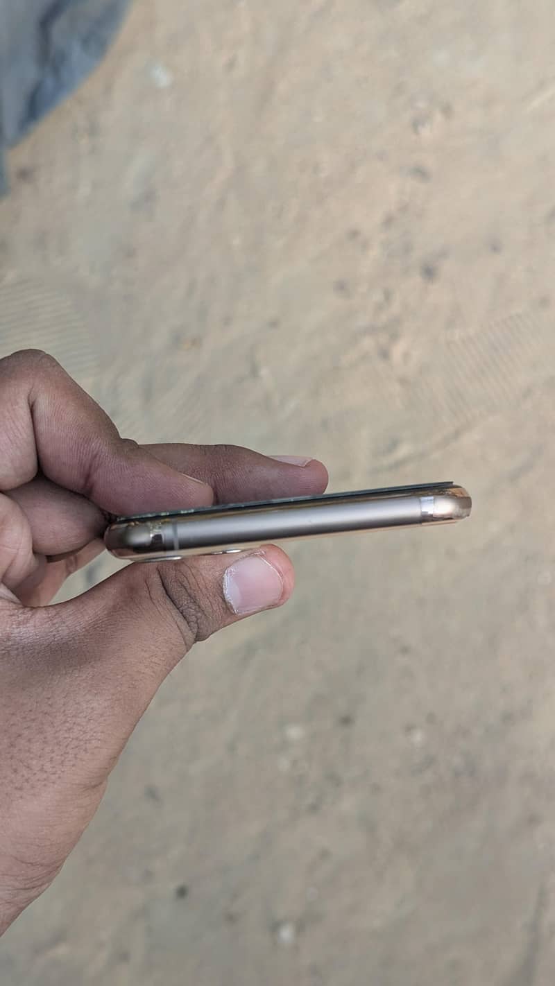 Apple iPhone 11 Pro Max 4