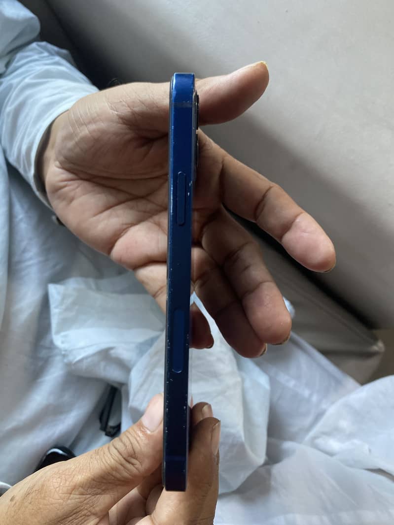 Apple iPhone 12 4
