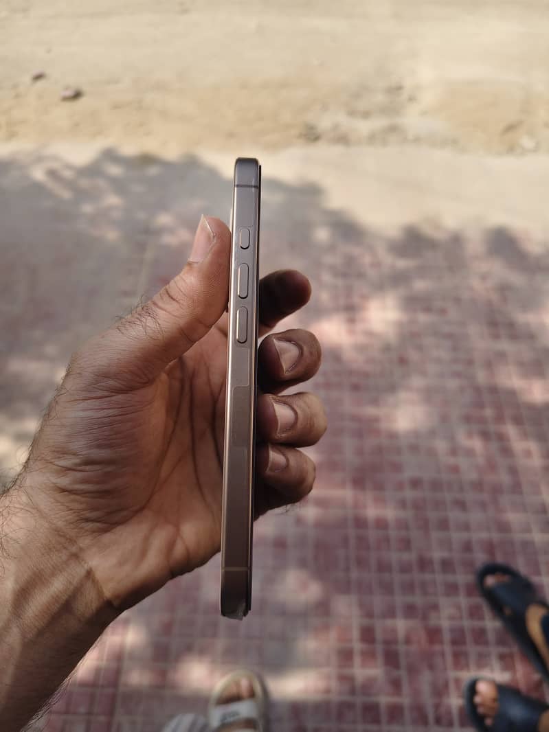 Apple iPhone 16 Pro 2