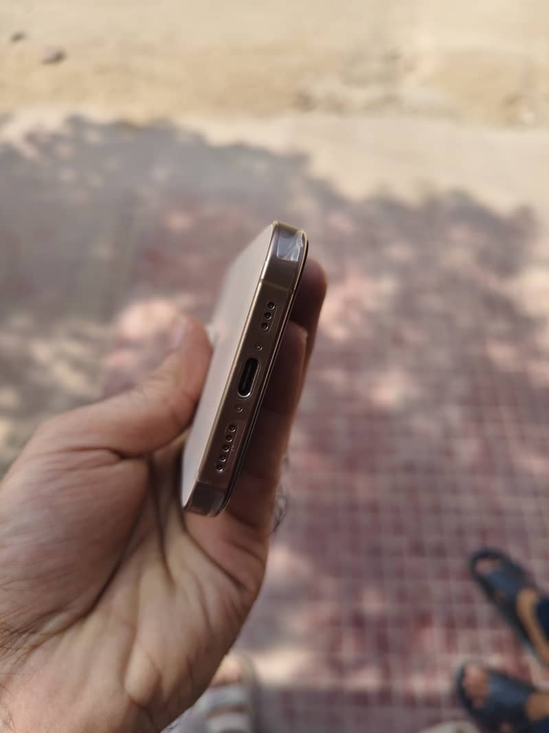 Apple iPhone 16 Pro 3