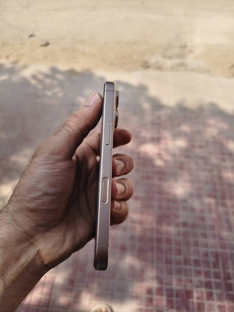 Apple iPhone 16 Pro 4