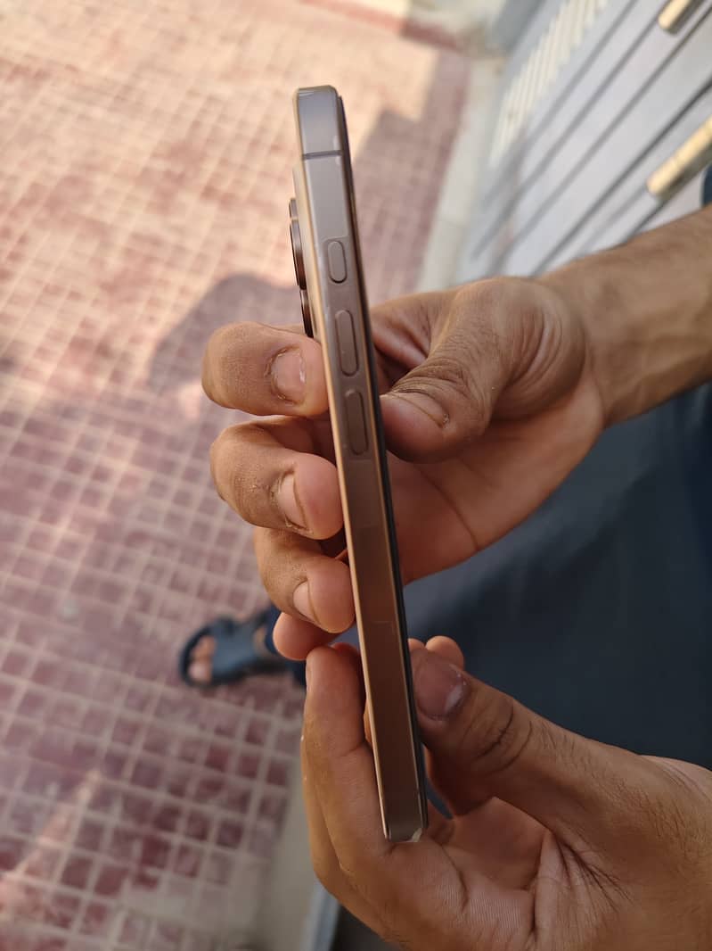 Apple iPhone 16 Pro 7