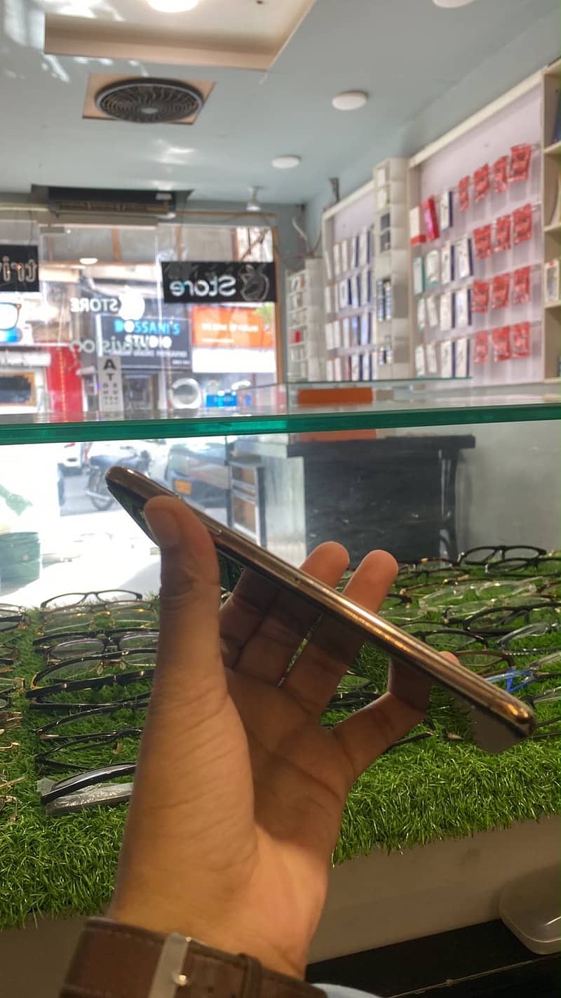 Apple iPhone XS Max 1