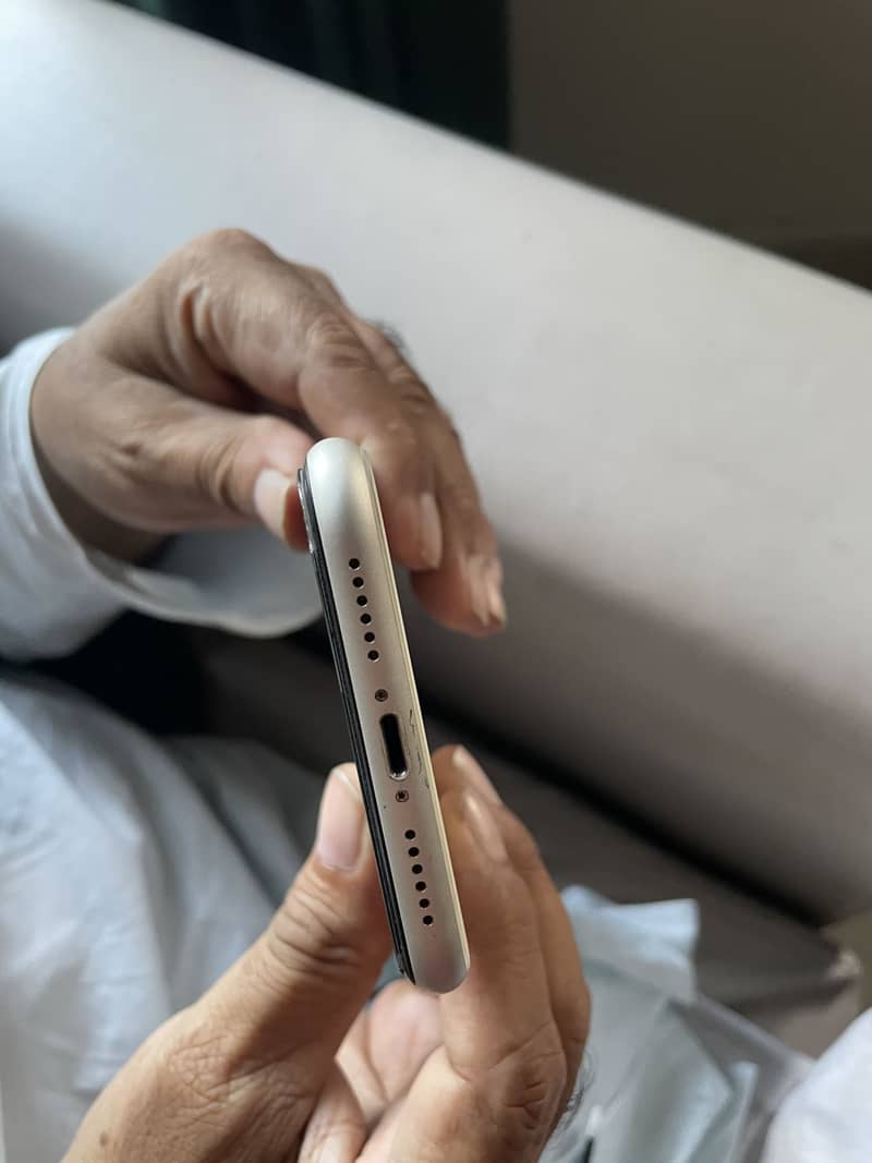 Apple iPhone 11 4