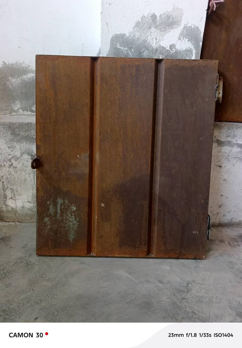 2 عدد لوہے کے مضبوط دروازے/شٹر — 26×30 انچ — صرف 2 ماہ استعمال شدہ 0