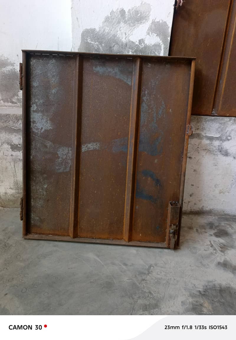 2 عدد لوہے کے مضبوط دروازے/شٹر — 26×30 انچ — صرف 2 ماہ استعمال شدہ 1